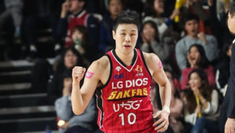 프로농구 LG, KCC 꺾고 1,433일 만에 6연승…공동 3위 도약