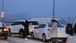 출근길 눈…서울 시내 곳곳 눈길사고로 정체