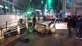 부산 수안동 동래교차로서 택시 버스 연쇄 충돌…5명 부상
