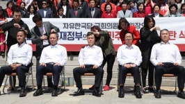 한국당, 장외투쟁 나서…여야 4당 국회로 돌아와야