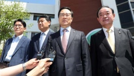 한국당, 장외투쟁 나서…여야 4당 국회로 돌아와야