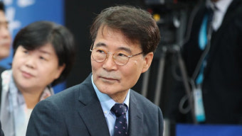 문 대통령, 신임대사 23명에 신임장 수여 