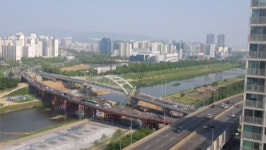 서울 구로구 안양교 위로 대형 공사장비 쓰러져