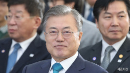 문 대통령 지지율 49.9%…3주만에 40%대 하락[리얼미터]