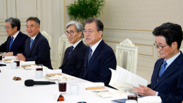 문 대통령, 국정과제위원장들과 오찬…