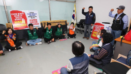 톨게이트 수납원, 이해찬 대표 사무실 점거 농성