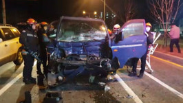 부산 사하구 신평동 강변대로서 4중 추돌…2명 부상