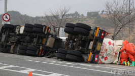 충남 서천서 액화염소가스 실은 탱크로리 전도…10리터 유출