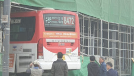 경기 평택서 버스 공사장 들이 받아…2명 경상