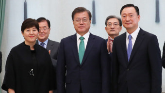 문 대통령, 경호처장 임명장 첫 공개 수여