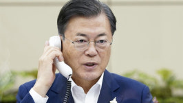 문 대통령, 스가 日 총리와 전화통화…새 마음으로 최적 해법 찾아야