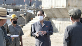 당 창건 75주년 앞두고 북한 간부들 잇단 경제현장 방문