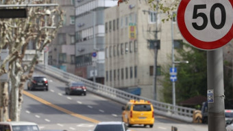 서울 송파구서 승용차-화물차 사고…2명 부상