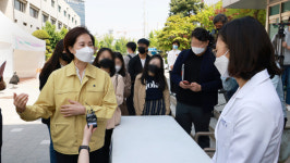 유은혜, 인천 진산중 방문해 이동형 PCR 검사 시범운영 참관