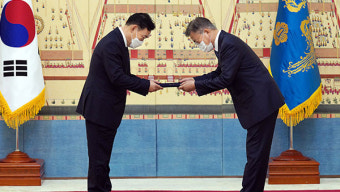 문 대통령, 김오수 검찰총장에 임명장…