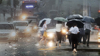 서울 등 수도권 폭염 속 호우주의보