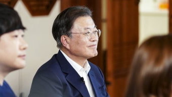 문 대통령, 청년의 날 맞아 대담 