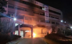 70대 남성이 군포시청 현관에 방화‥토지 보상에 불만