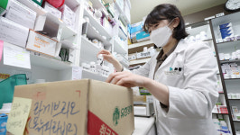 오늘부터 확진자, 직접 약국 가서 처방약 수령 가능