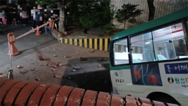 경기 부천서 시내버스가 담벼락 뚫고 떨어져‥2명 구조