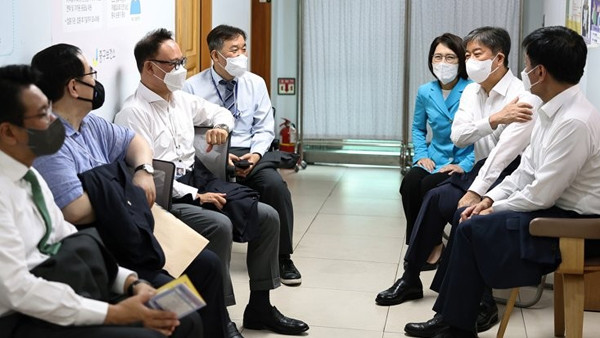 한국 대통령실 참모진들, 최상목 대행에게 일괄적으로 사의 표명하여 국정안정 논란 불거져