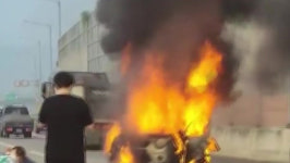 서해안고속도로서 트럭이 승용차 추돌‥차량 화재로 1명 부상