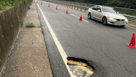 충남 서산 대산읍 도로에 1미터 깊이 땅꺼짐