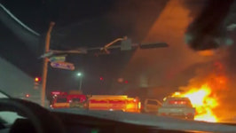 평택 추팔공단 부근서 승용차-화물차 충돌 사고로 화재‥4명 부상