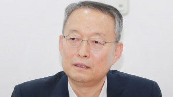 검찰, '블랙리스트 의혹' 백운규 전 장관 재소환