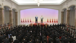 김정은, 새해 맞아 금수산태양궁 참배‥조선소년단과 기념사진