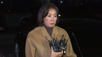 나경원, 퇴근길 취재진 만나 