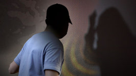 왜 휴대전화 봐 연인에게 흉기 휘두르고 폭행한 30대 남성 입건