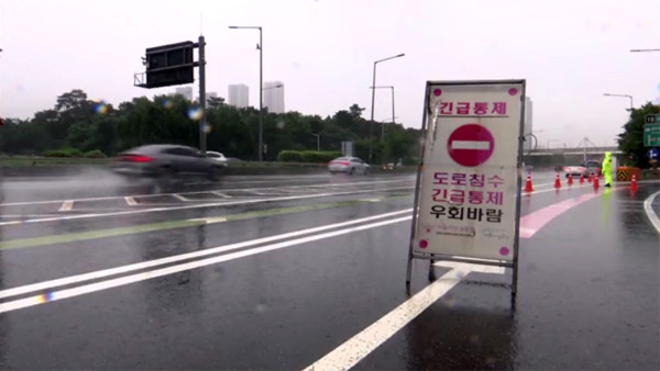 한강 수위 하강으로 서울 잠수교 차량 통행 재개, 시민들 안심 (95자)