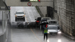 호남에 비 피해 속출‥담벼락 붕괴·도로 침수