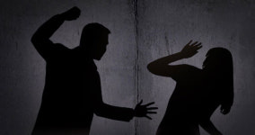 경찰, 대낮에 아파트 지하주차장서 흉기 휘두른 70대 남성 체포