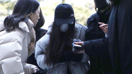 던지고, 방치하고‥아들 살해한 20대 친모 두 명 중형