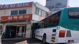 경기 평택의 한 사거리서 시내버스-SUV 충돌‥10명 부상