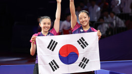 [아시안게임] 신유빈-전지희, 북한 조 꺾고 21년 만에 여자 복식 금메달