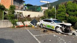 충남 서천 LPG 충전소에서 택시 3미터 아래로 추락‥70대 운전자 부상