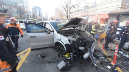 서울 은평구 대조시장서 차량이 점포 뚫고 들어가 3명 경상