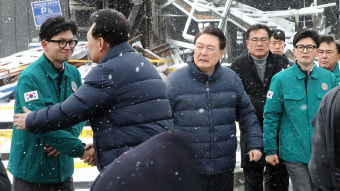 윤 대통령, 충남 서천시장 화재현장 방문‥한동훈과 함께 점검