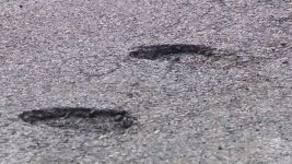 평택제천고속도로에 포트홀‥차량 18대 타이어 파손