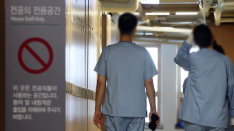 경찰, 전공의 행동지침 게시글 업체 압수수색