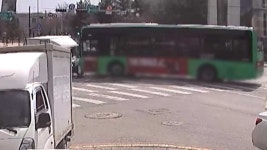 서울 광진구 사거리서 시내버스 들이받은 택배차량‥운전자 부상