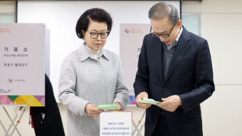 이명박 전 대통령, 자택 인근서 투표 