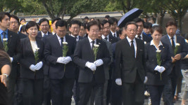 이재명, 봉하마을서 권양숙 여사 예방‥권 여사 일련의 상황 걱정