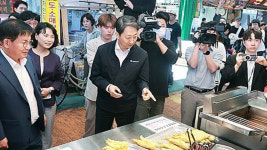 안덕근 산업장관, 전통시장 찾아 추석 물가 점검