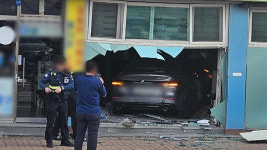 충남 서산 동문동 BMW 1층 건물에 돌진‥운전자 급발진 주장