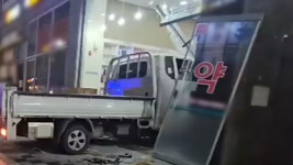 세종서 1톤 화물차 상가 약국으로 돌진‥인명 피해 없어