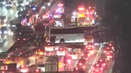 경부고속도로 죽전휴게소 부근 버스 4대 추돌‥13명 부상